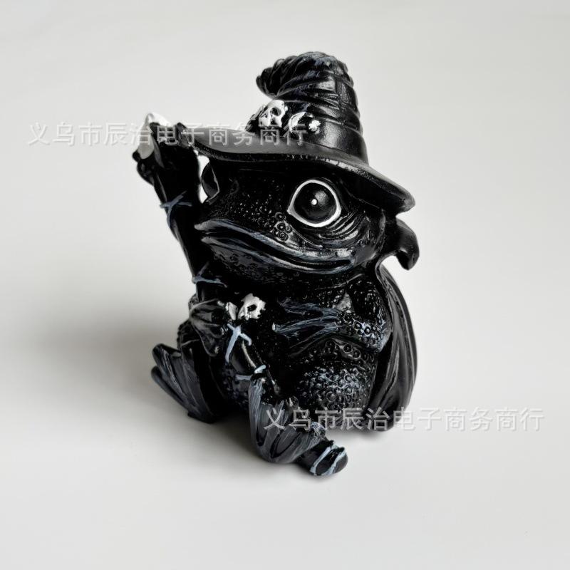 La nouvelle statue de grenouille sorcière en résine convient aux décorations de maison avec des chapeaux noirs et des squelettes