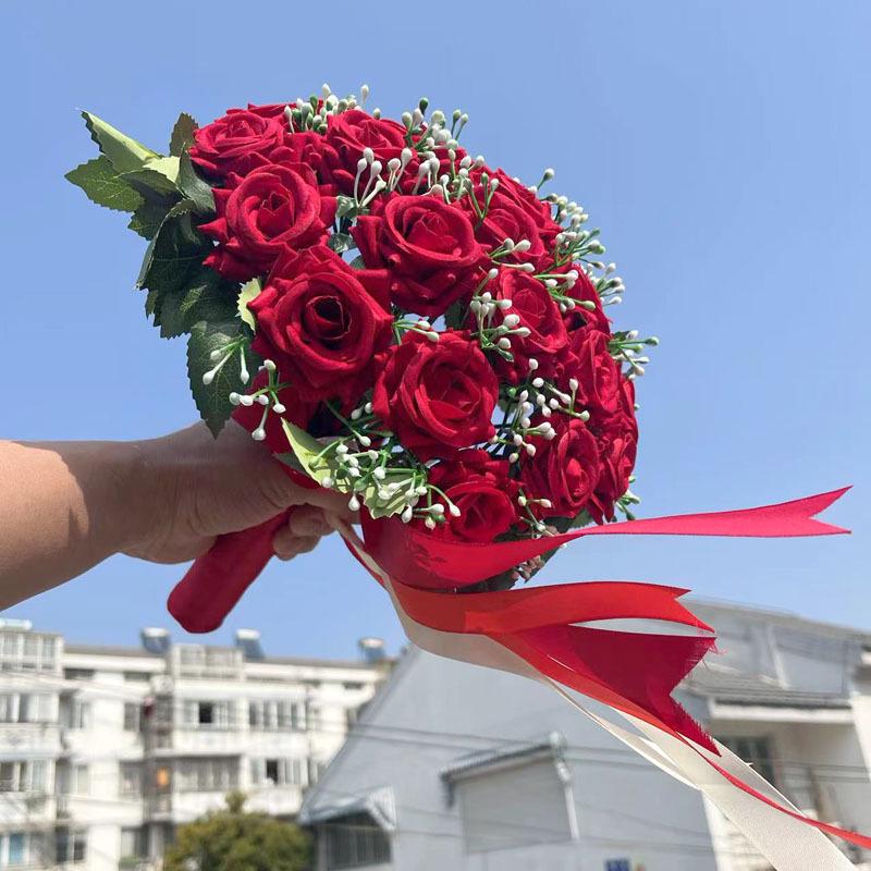 Корейский шелк красные розы свадебный букет
