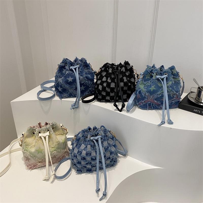 Spring large-capacity fashion design shoulder leisure bag, women's tide simple commuter portable bucket bag