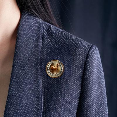 Brooch Pin Retro Golden Horseshoe Design Scratch Resistant Brooch Round Shape Lapel Badge Clothes Accessories
