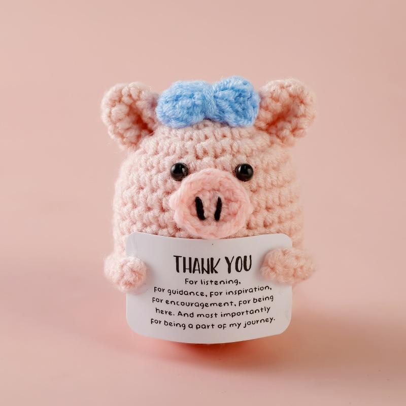 

Funny Crochet Emotional Support Pig Doll With Card Desktop Ornament Handmade Knitted Pig Dolls Christmas Gifts Home Decoration