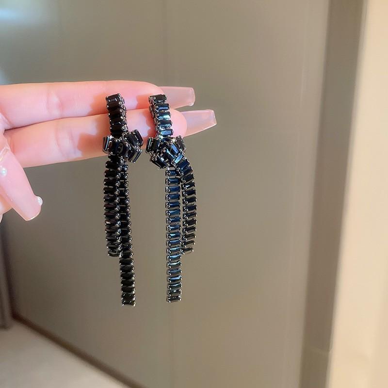 Silver Needle Feather Fringed Earrings Long Light Luxury Atmospheric Stud Earrings Personalized Design Earrings