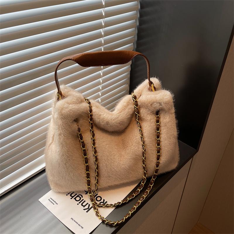 Autumn and winter fashionable versatile women's bags, hand-held fluffy bags, large-capacity shoulder bags, fluffy bags for women