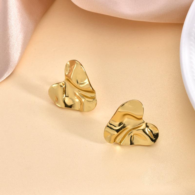 European/American 18K Gold-Plated Stainless Steel Heart Stud Earrings - Fashionable and Versatile Jewelry