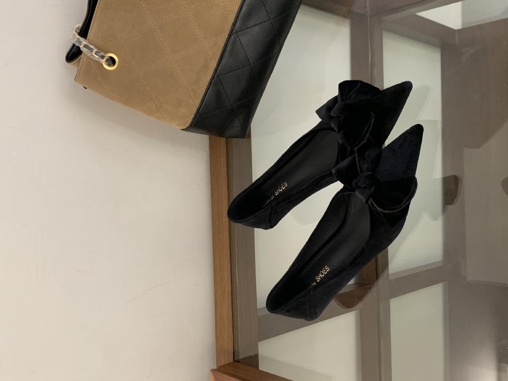 2025 Herbst neue spitze Wildleder Schleife Retro niedrige Absätze Damenschuhe Mode dicke Absätze Pendlerschuhe