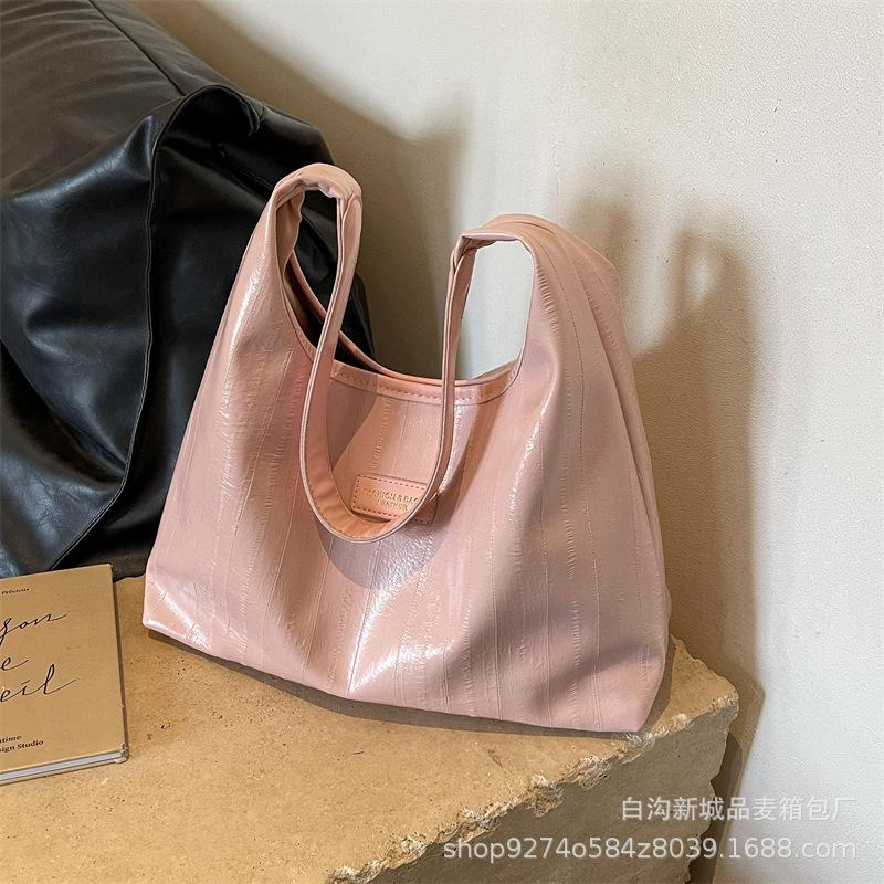Large-capacity commuter armpit bag women's 2025 new trendy temperament explosive large bag simple shoulder tote bag