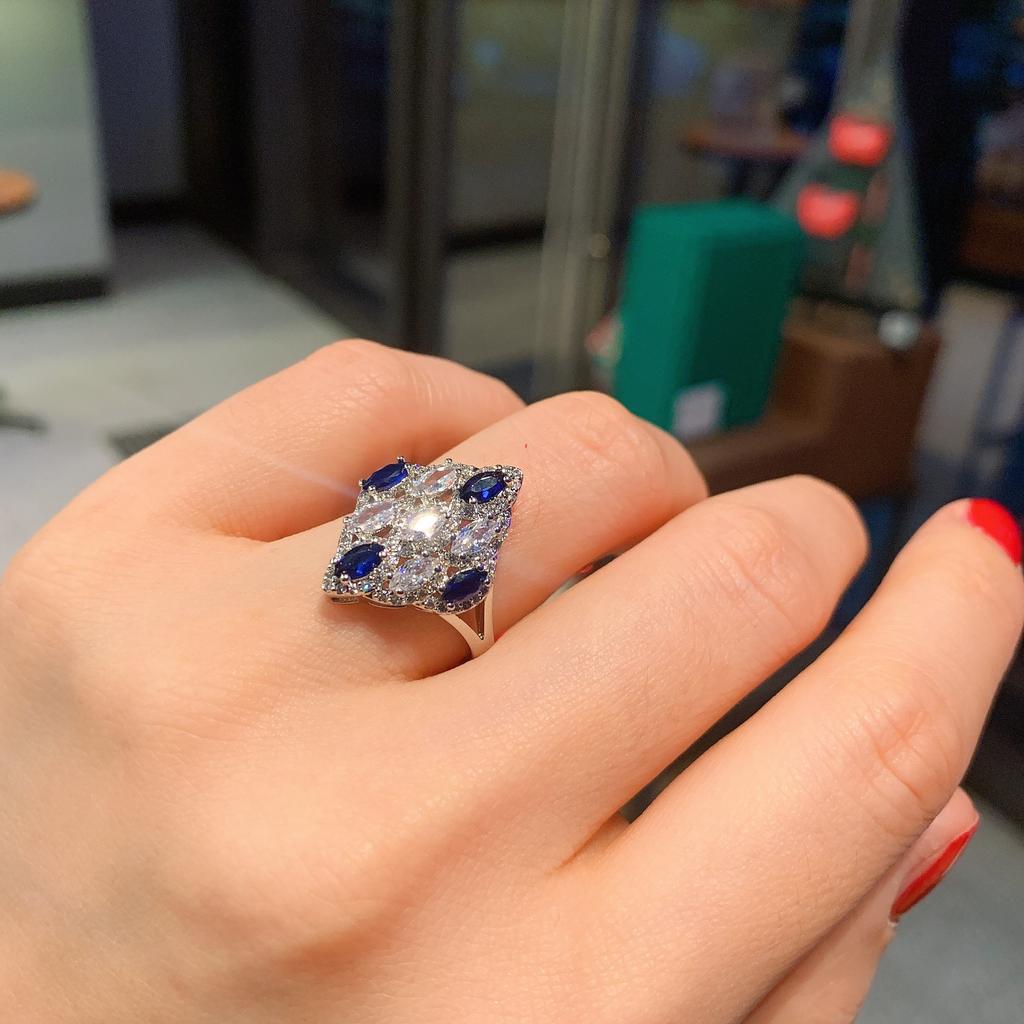 Caibao High Carbon Diamond Necklace Ring Earrings Trzyczęściowy zestaw cyrkonii Wisiorek Niebieski Korund Kolczyki z kamieniami szlachetnymi