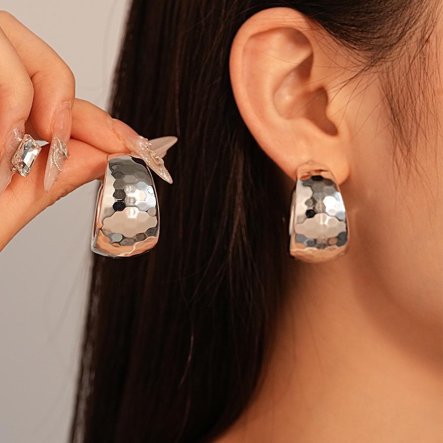 

Personality Exaggerated Geometric Hammer-textured Metal Shiny Surface Wide C-shaped Stud Earrings for Women Rock Punk Jewelry срібний