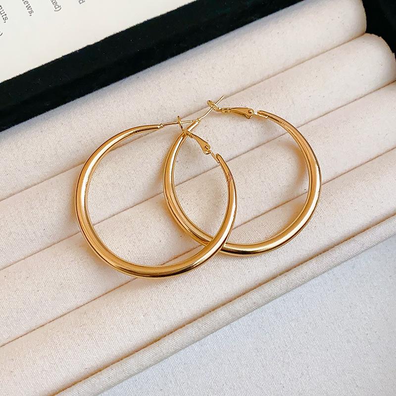 Fashion geometric round earrings French simple metal plain earrings temperament advanced sense light luxury earrings women