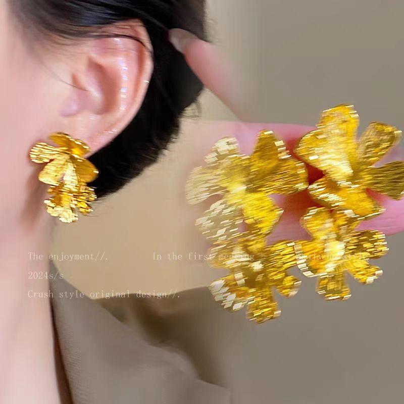 Flowers Bloom Rich Retro Personality Golden Flower Earrings Gentle Temperament Niche Stud Earrings Simple Earrings
