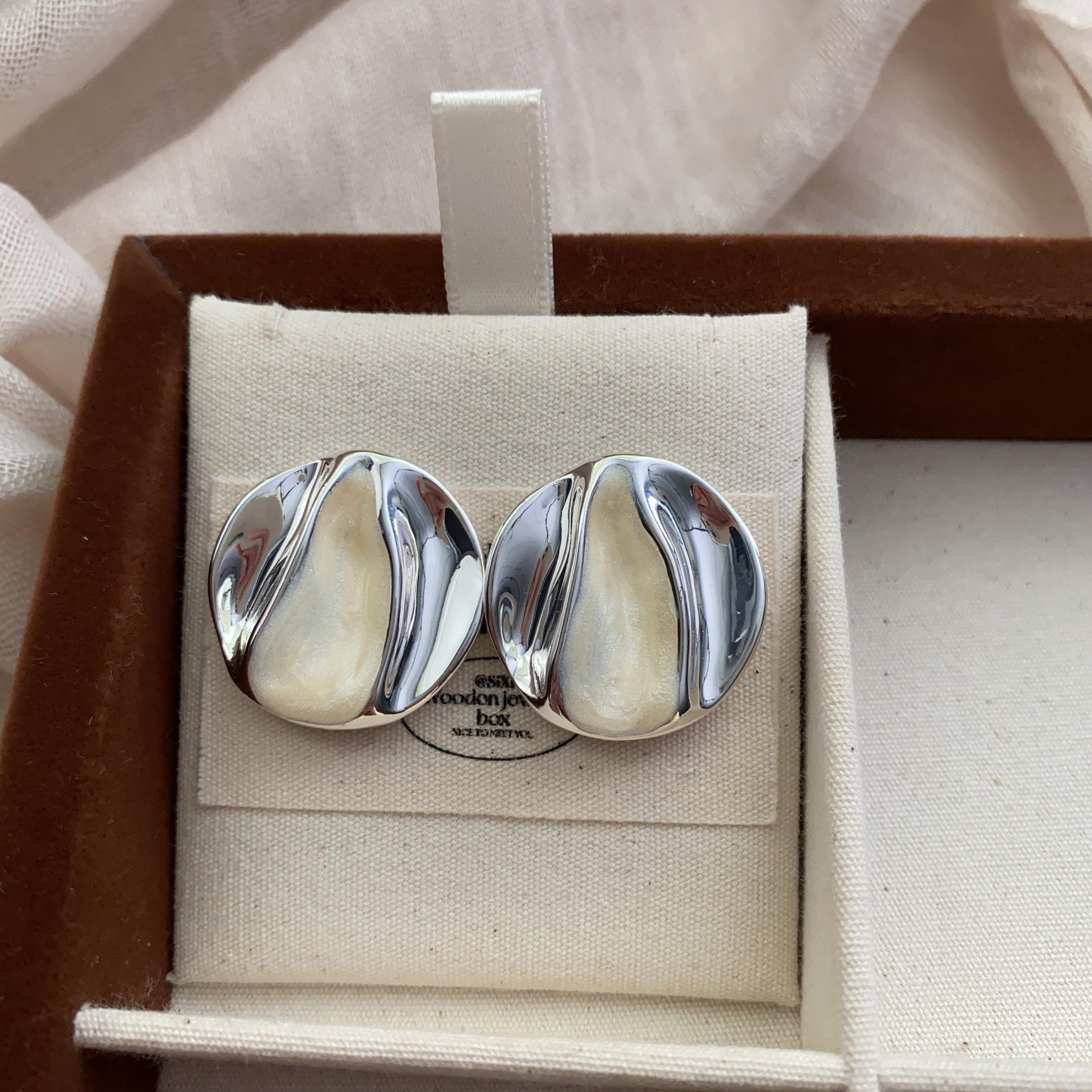 

Cool Wind Metal High-End Round Stud Earrings Temperament Pleated Personality Exaggerated Stud Earrings