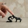 Dekorative Regalstatue für Haustierverlust, Abstrakte Mensch-Hund Harzfigurine, Sandsteinstruktur Bindungsskulptur, Gedenk-Souvenirs, Elternhaus