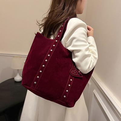 Schicke Wildleder-Tragetasche mit Schultergurt, Süße Herz-Akzent-Handtasche, Müheloser täglicher Trend-Stil, Geräumig, Perfekt für lässige Chic-Looks