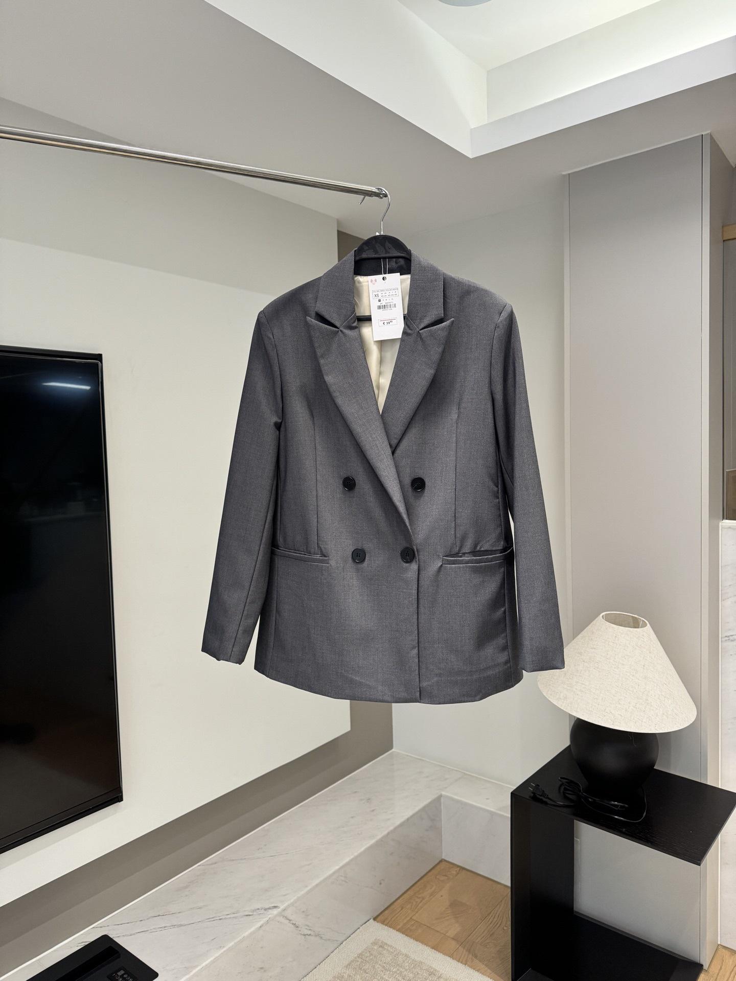 

Женский двубортный костюмный набор с подплечниками и пиджаком с длинным рукавом - Весенняя коллекция (2129095) Large светло-серый