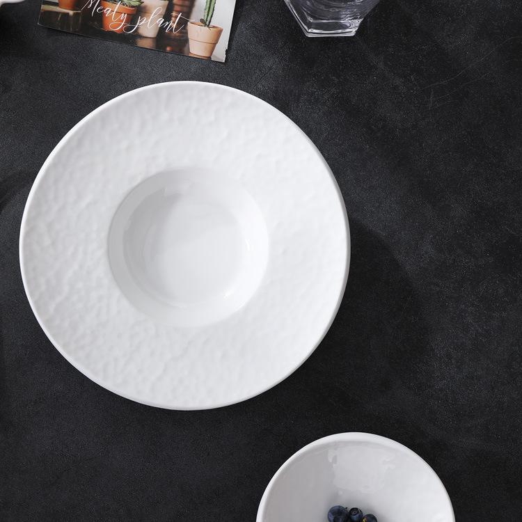 Ceramiczne talerzyki z motywem słomkowego kapelusza, malowane pod szkliwo: Talerze deserowe, do zup i makaronów o fakturze młotkowanej do użytku hotelowego