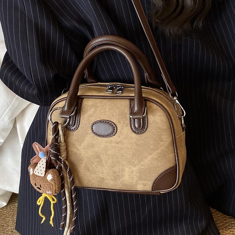 2025 autumn new single shoulder messenger bag small square bag simple portable high value retro women's niche fashion hand bag