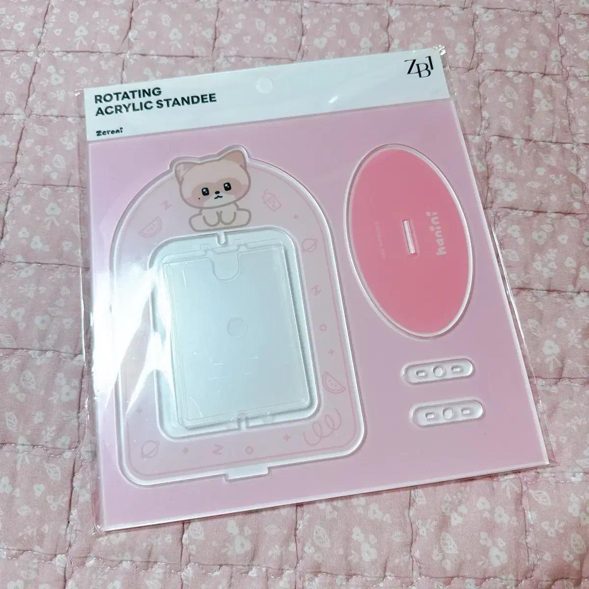 

Акриловая подставка Zerobaseone Hao