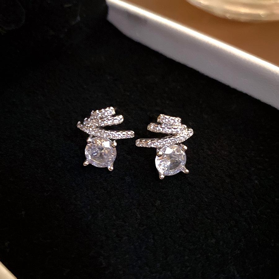 

European and American fashion exquisite silver needle zircon round stud earrings personalized design earrings light luxury high-end earrings