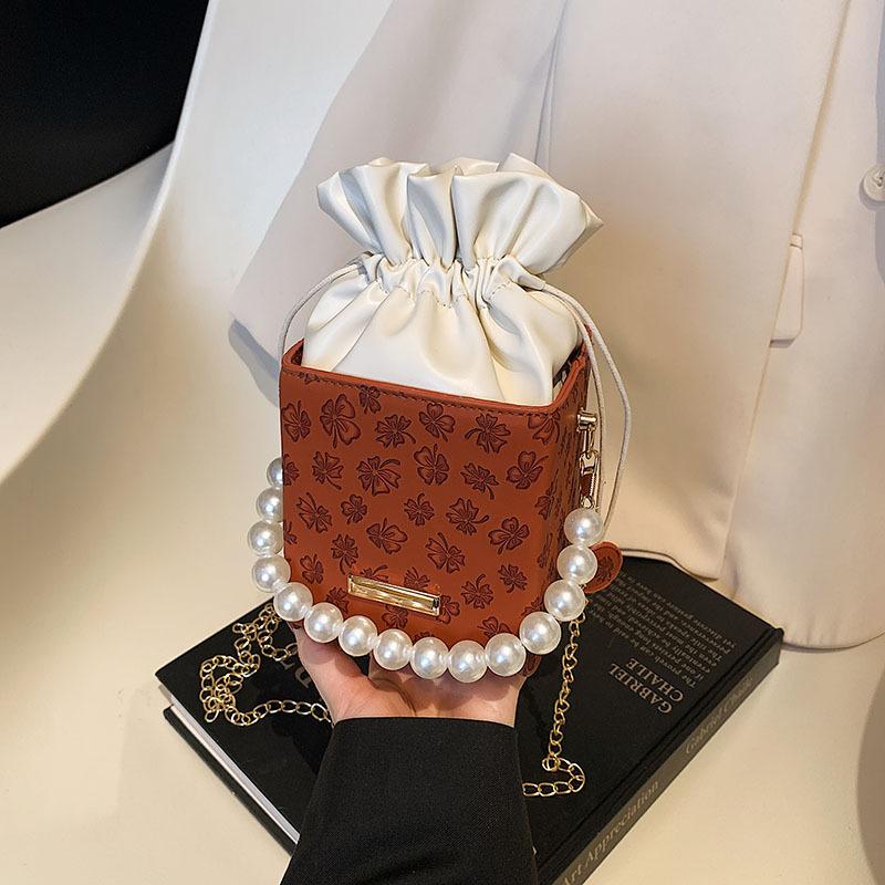 

Женская сумка-ведро с жемчугом, 2025 новая, простая и модная весенняя наплечная сумка, нишевый дизайн, текстурная сумка-мессенджер коричневый