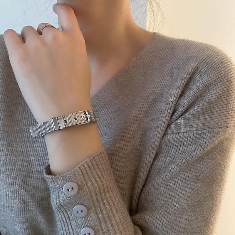 Unisex Leather Buckle Bracelet: European & American Inspired Horseshoe Design with Adjustable Watch-Style Strap