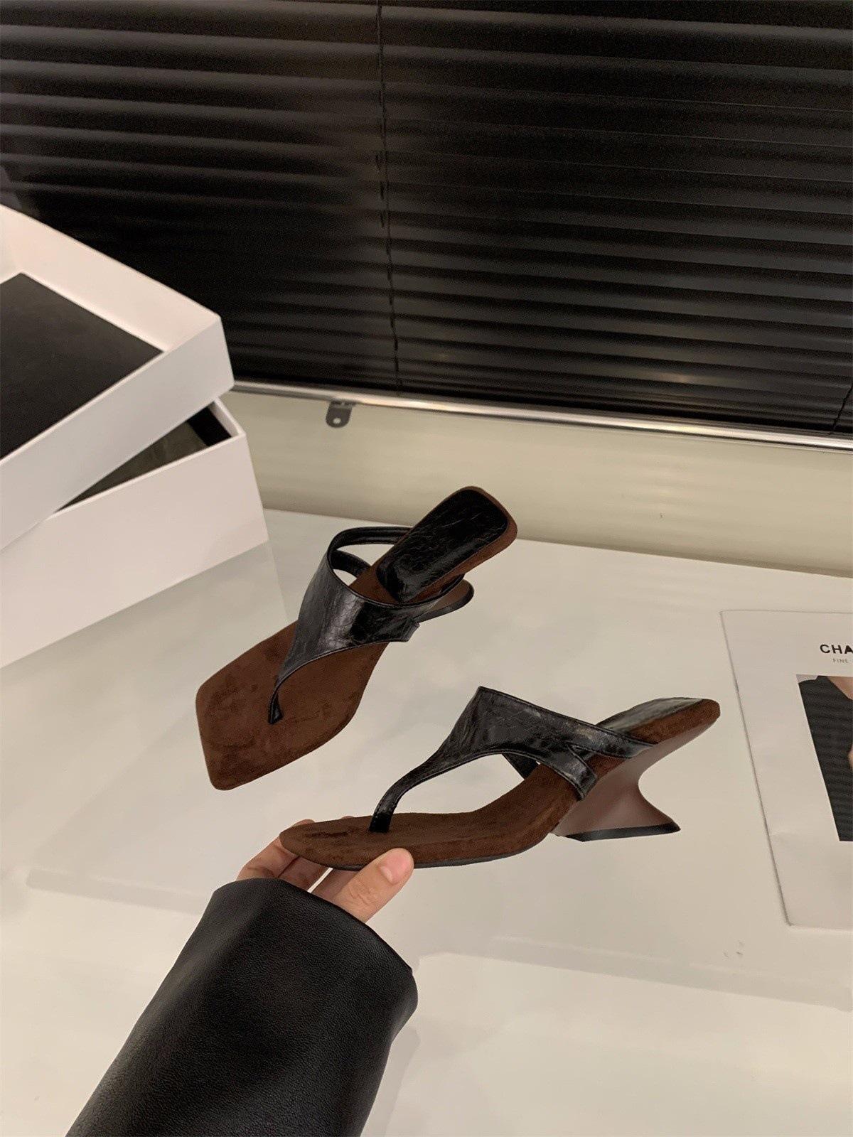 

Niche wedge heel flip-flop shoes women s shoes outer wear 2025 summer temperament silver high heels sandals 35 чёрный