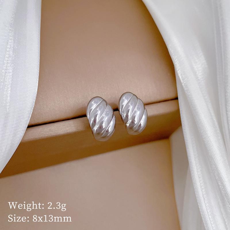 Cercei minimaliști tip stud din oțel titan cu sidef și trifoi cu patru foi - Design androgin pentru temperament individual și eleganță de banchet.