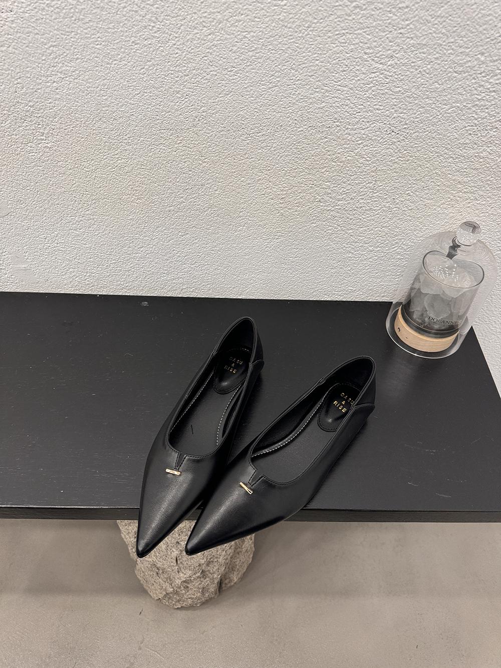 

Модные женские туфли-лоферы с острым носком, модные повседневные туфли черного, бежевого, коричневого, красного цвета на низком плоском каблуке, размер 35-39 5.5 чёрный