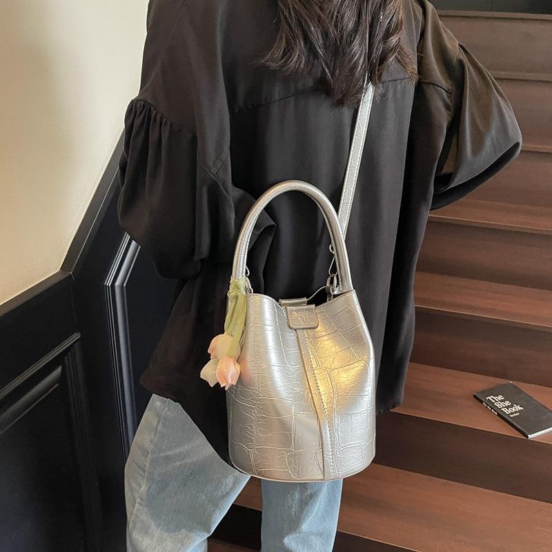 Bags Women's New Casual Commuter Handbags Fashion Versatile Shoulder Messenger Bags Niche Bucket Bags