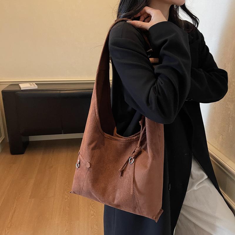 

Autumn retro large-capacity tote bag 2025 super fire Maillard lazy wind women s commuting temperament simple shoulder bag темно-коричневого