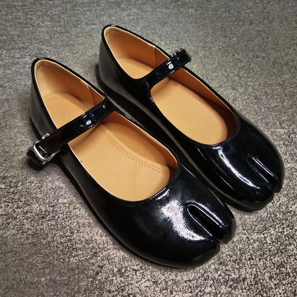 Mary Jane shoes women's 2025 new buckle light mouth Korean version fashionable retro flat bottom split toe pig's trotters single shoes small leathe