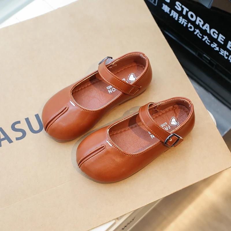 

2024 Весна Новая детская повседневная обувь в корейском стиле с имитацией разделенного пальца, детская застежка на липучке, круглый носок, простая нескользящая платформа 21 кофейный
