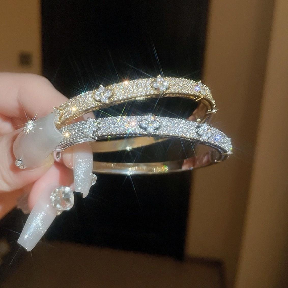 

Four-leaf Clover Micro-paved Zircon Bracelet, Fashionable and Light Luxury High-end Jewelry for Women 19CM