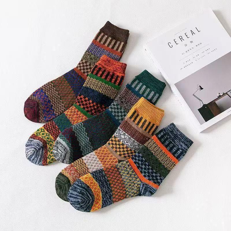 Women's Mid-Calf Reindeer Jacquard Wool Socks - Soft & Comfortable for Autumn and Winter