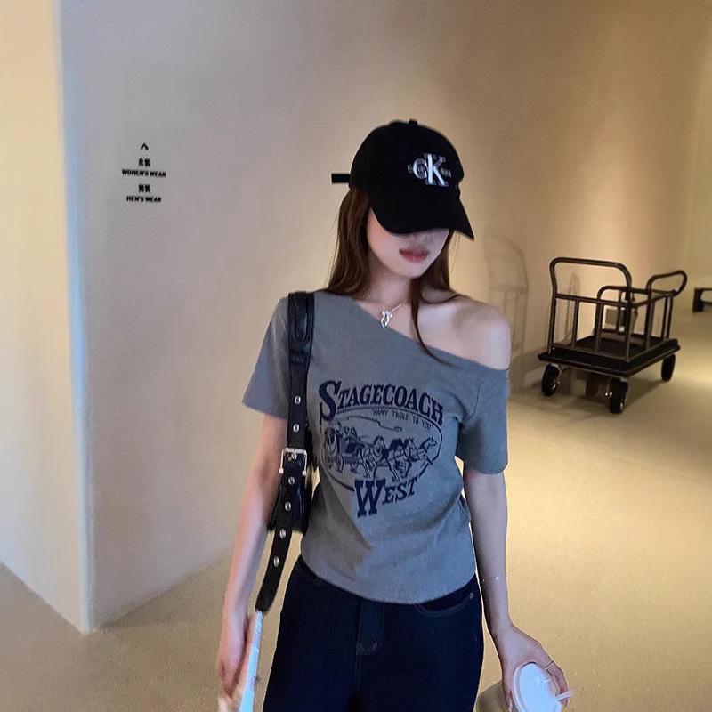Women's Slim-Fit Spicy Girl One-Shoulder Letter Print Top, Short Sleeve, Fake Two-Piece, Perfect for Summer Commutes.
