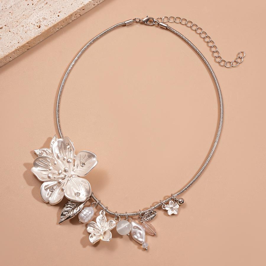 

Металлическая имитация жемчуга с бриллиантами, листья цветов, колье на ключицу, личность, нишевый темперамент, колье с ощущением высокого класса, женское