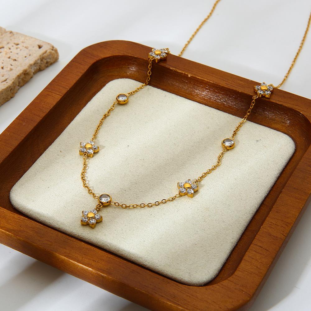 European and American ins fresh and elegant geometric flower zircon pendant necklace plated with 18K gold stainless steel waterproof collarbone chain