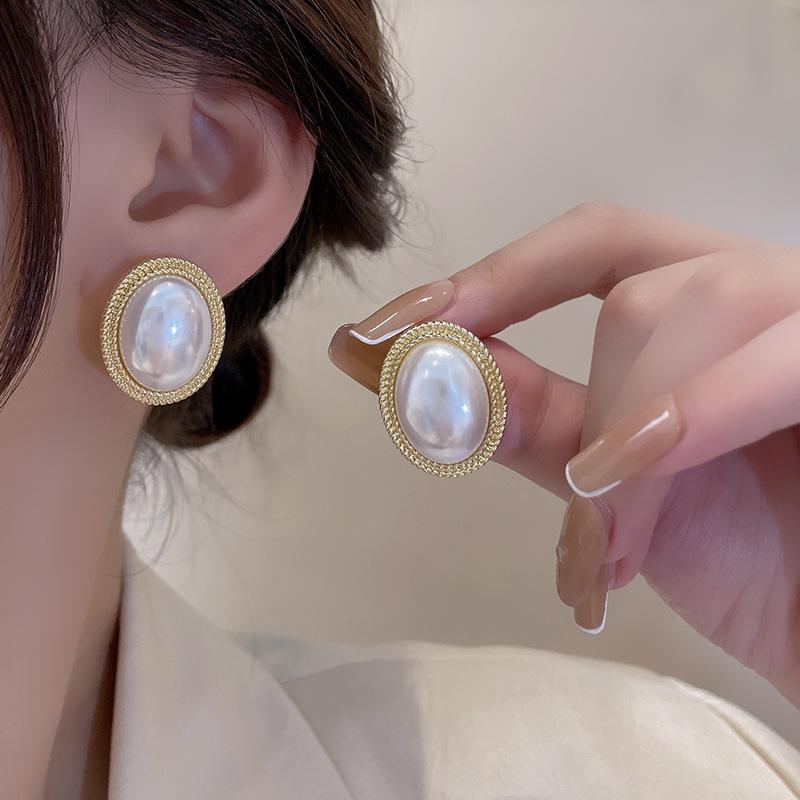 

2024 New Retro Gold Color Metal Line Black Oval Shaped Stud Earrings for Women Advanced Design Elegant Young Girls Party Zircon белый