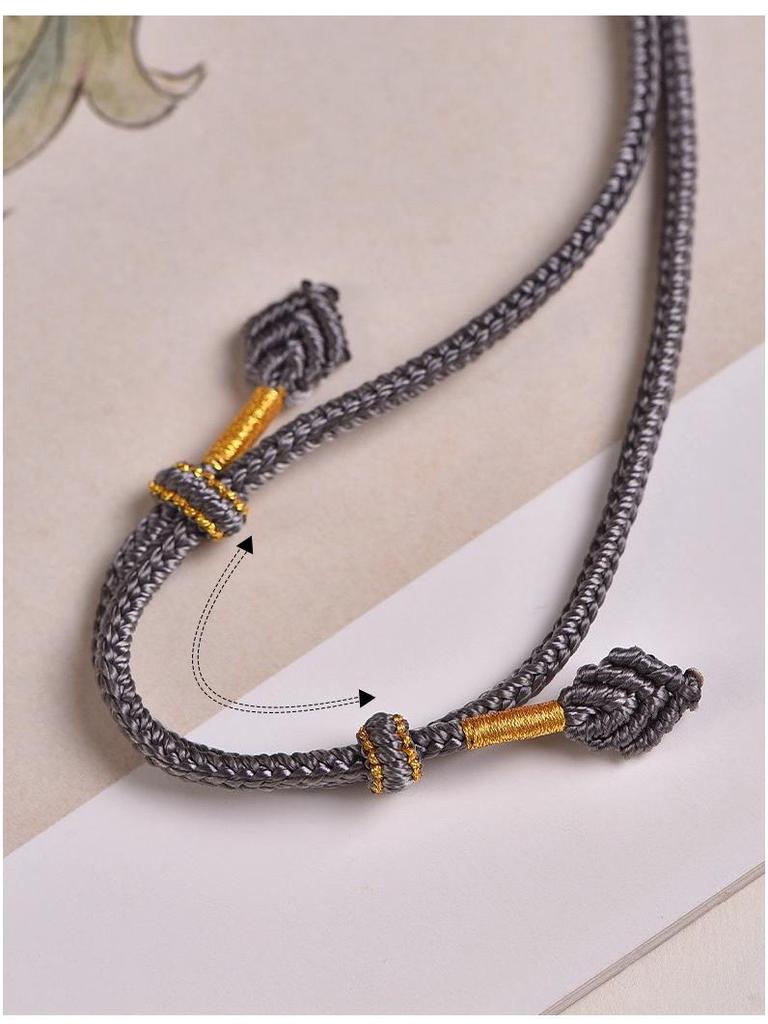 Collana Laccetto Intrecciato Fatto a Mano con Ciondolo Dorato: Stile Unisex di Alta Gamma