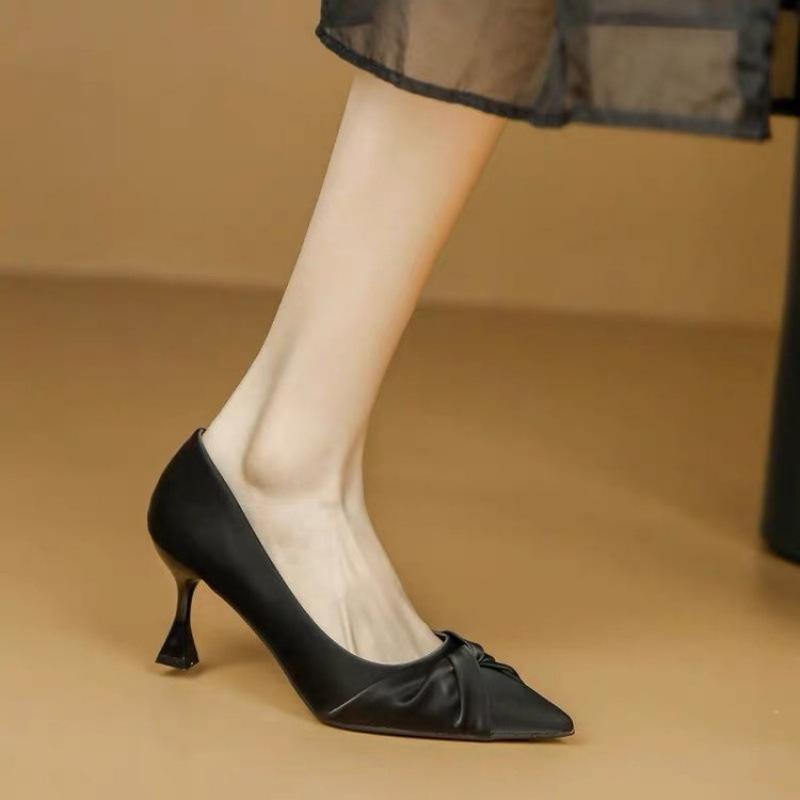 

Pointed high heels women s 2025 autumn new single shoes versatile small temperament shallow mouth thin heel gentle wedding shoes 40