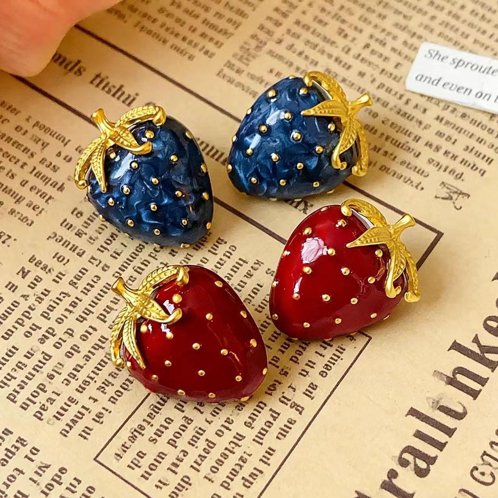 Retro Enamel Strawberry Stud Earrings - High-End Exquisite Light Luxury Style for Women, Perfect for Spring and Summer.