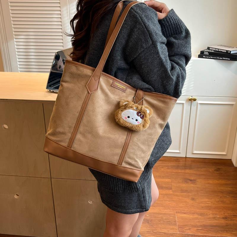 Casual Womens Big Shoulder Bag Made Of Suede Material With Zipper Closure For Commuting