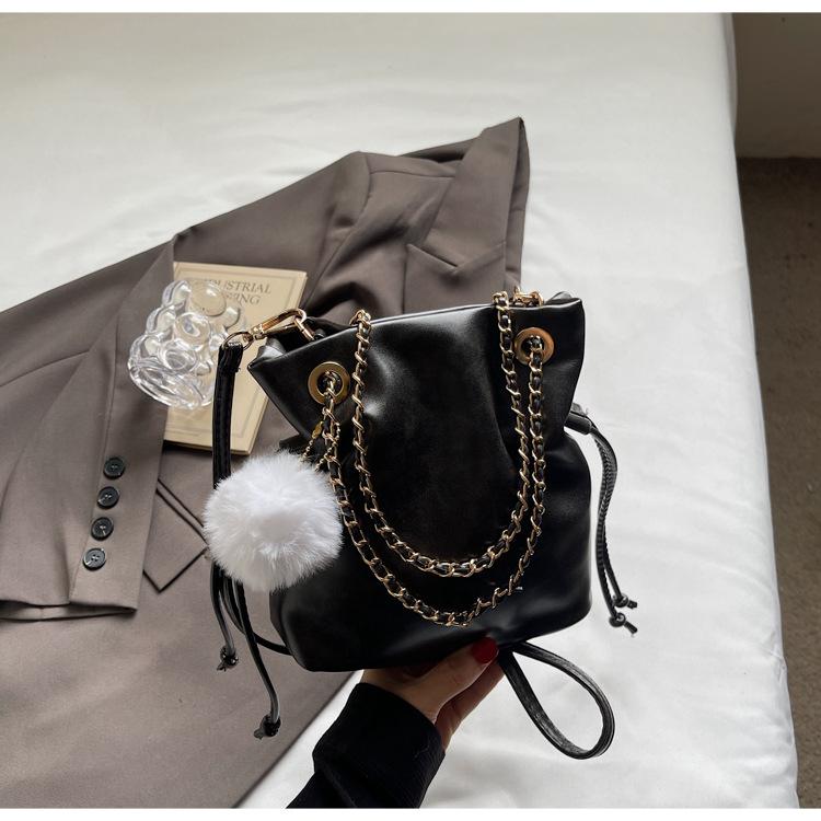 2025 новая нишевая зарубежная сумка-ведро, персонализированная атмосфера, модная и высококачественная простая маслянистая сумка-мессенджер через плечо