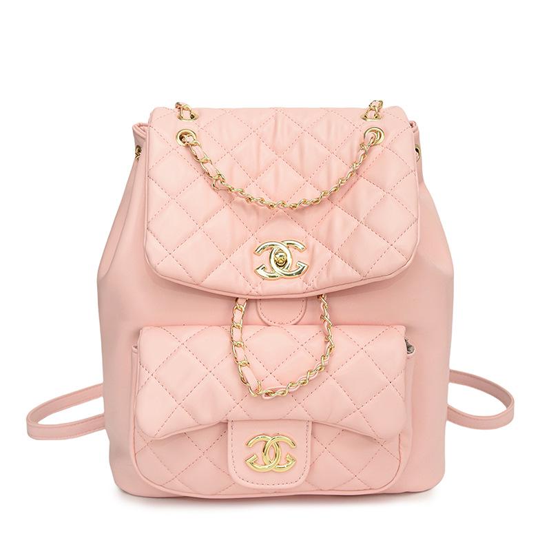 

Елегантний жіночий рюкзак-сумка через плече з вишивкою у вигляді ромбів, широкими плечовими ременями та магнітною застібкою - Жіноча розкішна сумка. рожевий