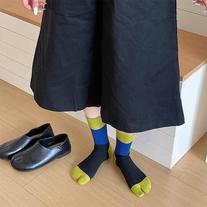 

Female Spring and Autumn Trend Personality Splicing Collision Color Boneless Two Toes In The Tube Stack Socks 1 pair зелёный/синий