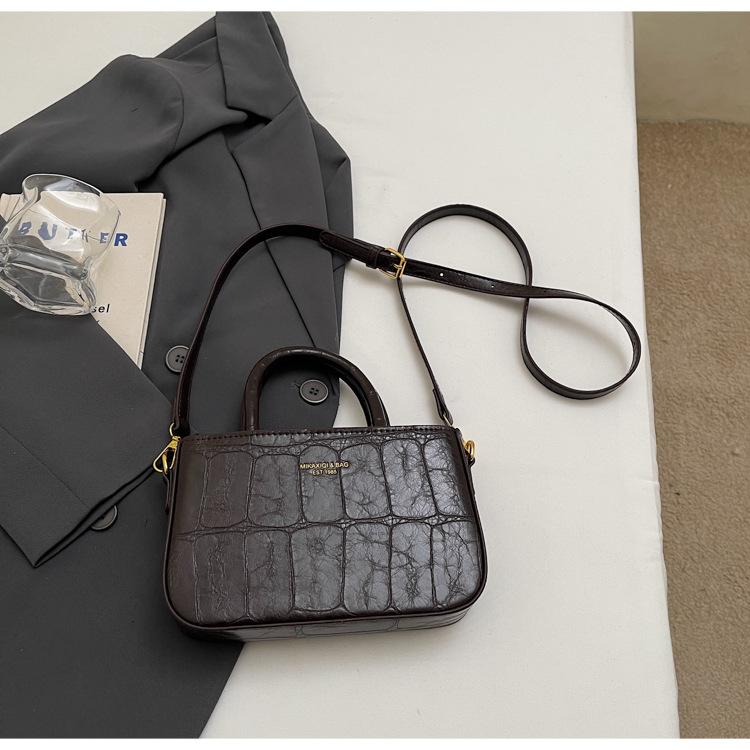 Niche portable small bag women s winter retro small square bag fashionable and simple commuter shoulder bag