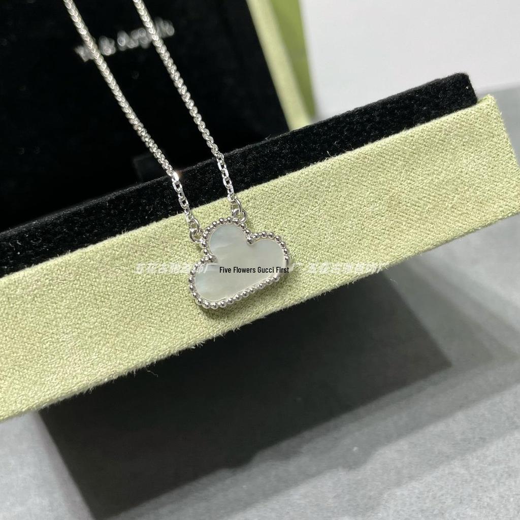 Náhrdelník Van Cleef se čtyřlístkem: Zlatý přívěsek pro ženy s pětilistým designem, bílou perletí, červeným achátem a diamantem.