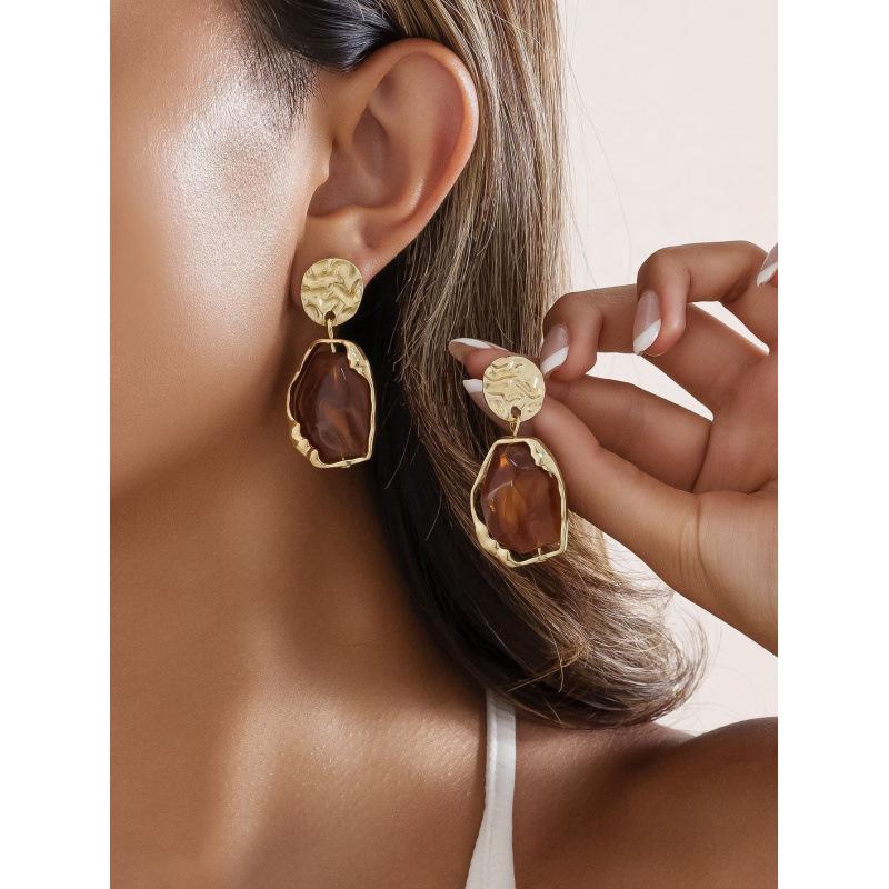 High-End Retro Amber Irregular Stud Earrings - Maillard Style Light Luxury Fashion жёлтый