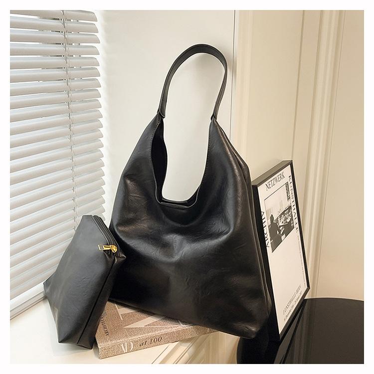 

Korean retro fashion large-capacity bag women s 2025 fall/winter new Maillard relaxed shoulder tote bag чёрный