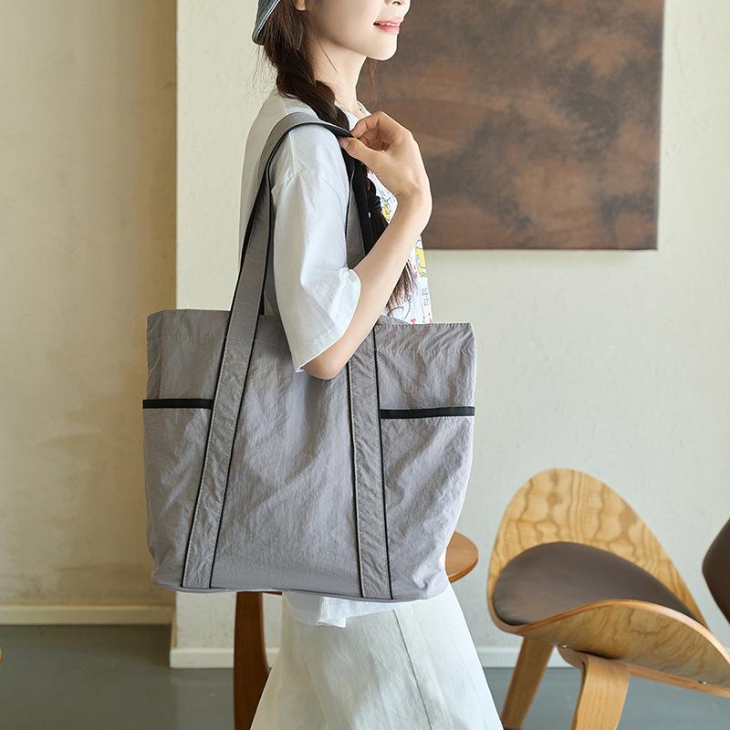 

High-End Canvas Tote: Large Capacity Handbag with Printed Logo for Commuting, Underarm, or Gifts сірий колір