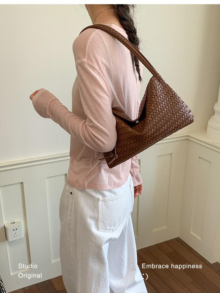 2026 High-End Versatile Woven Underarm Bag: Large Capacity Casual Handbag